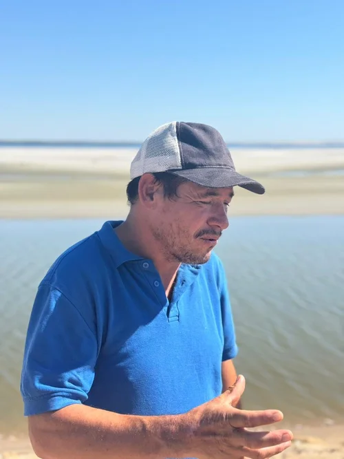 hombre-playera-azul